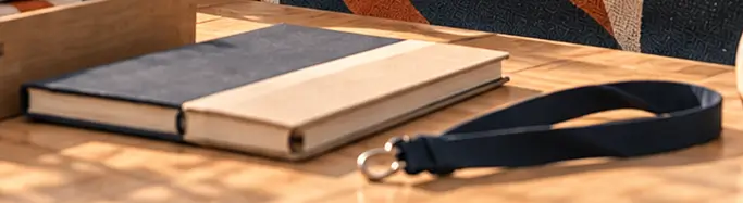 工作桌边的图案笔记本与系列商品。